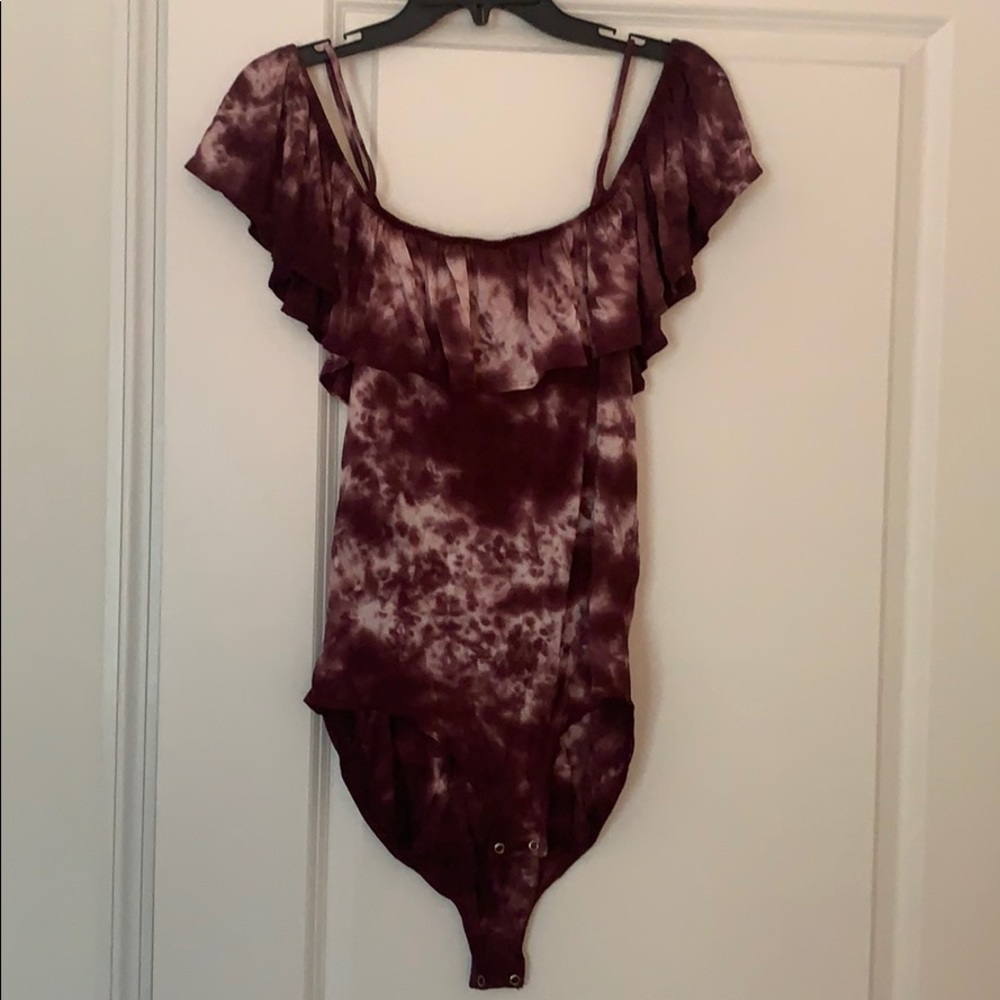 Off-the-shoulder/cold shoulder tie dye body suit